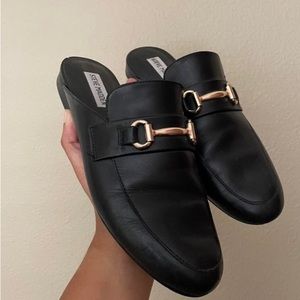 steve madden slip ons perfect for work! selling bc they don’t fit me 😭!